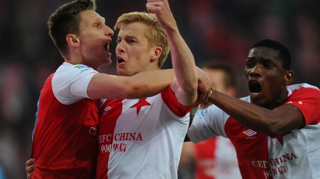 Michal Frydrych (uprostřed) se raduje z vítězné trefy proti Plzni