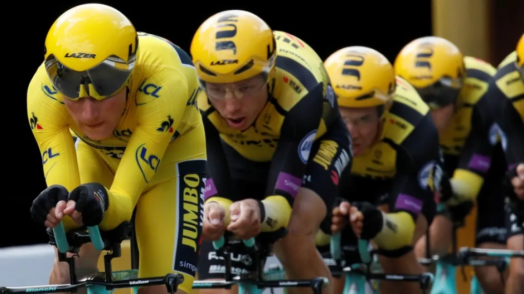 Mike Teunissen ve žlutém v čele vláčku týmu Jumbo-Visma