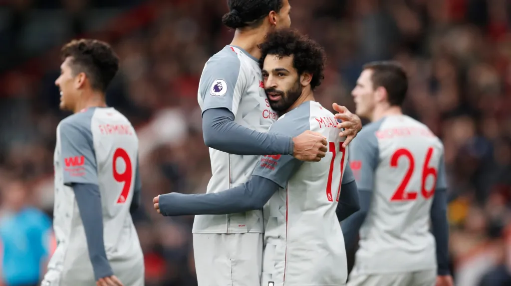 Mohamed Salah (vpravo) se raduje s Virgilem van Dijkem z gólu Liverpoolu