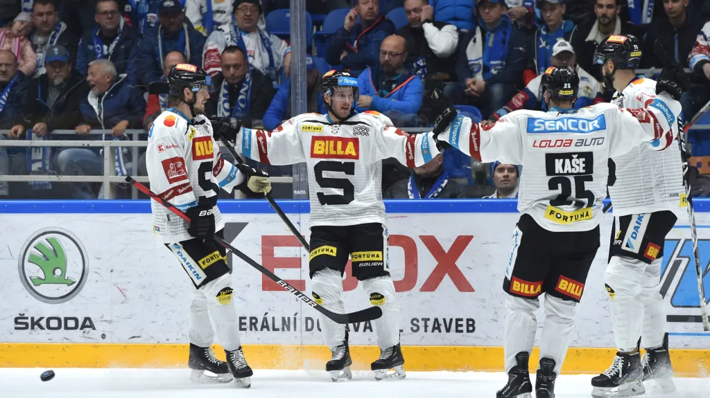 Hokejisté Sparty se radují z gólu