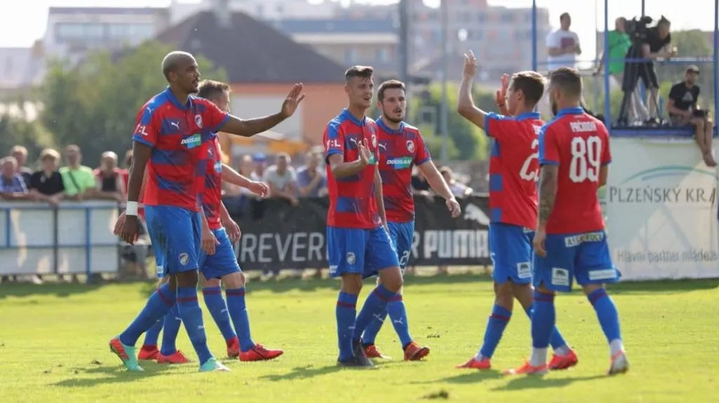 Fotbalisté Plzně se radují z gólu v přípravném utkání