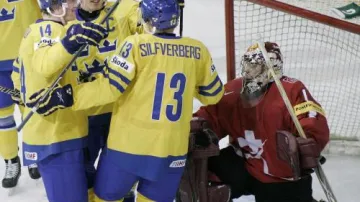 Švédský tým slaví jeden z mnoha gólů