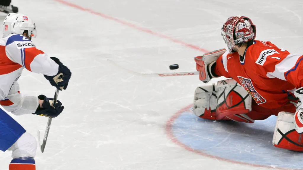 Jakub Kovář kryje rozhodující nájezd norského útočníka Mortena Aska