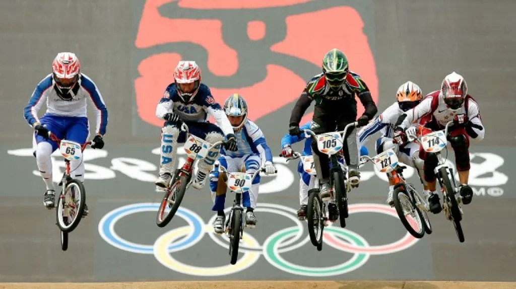 Kyle Bennett (druhý zleva) na olympiádě v Pekingu