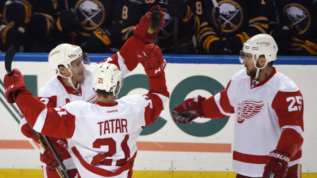 Pavel Dacjuk (úplně vlevo) se raduje z gólu se spoluhráči z Detroitu