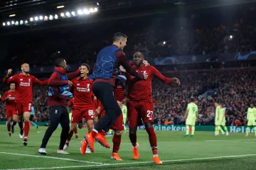 Divock Origi (vpravo) slaví se spoluhráči z Liverpoolu gól v síti Barcelony