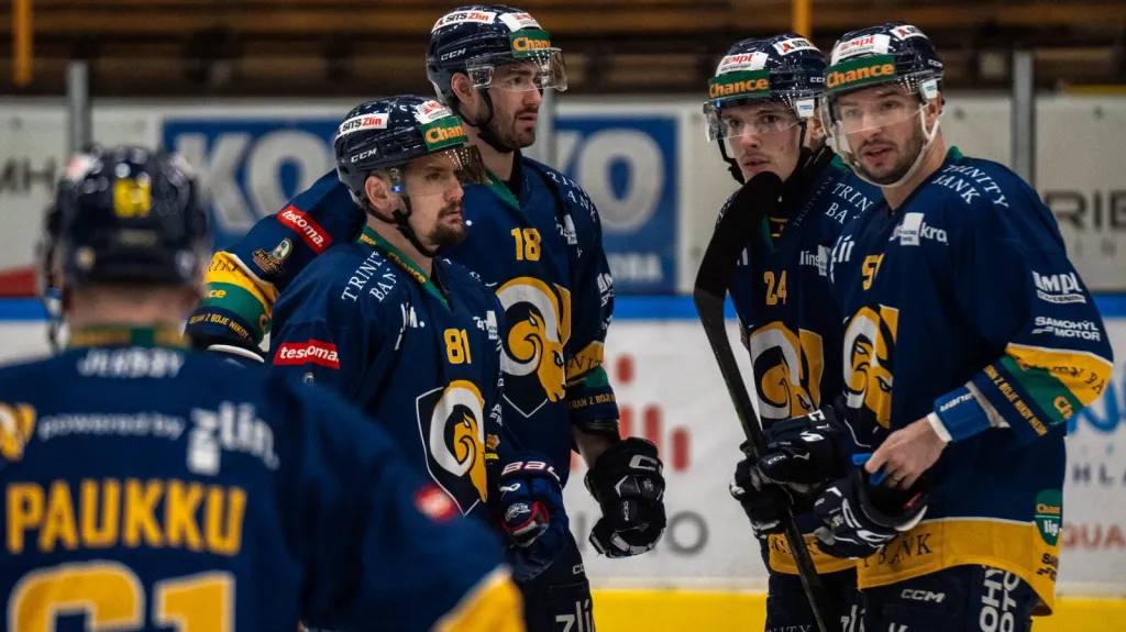 Petr Holík (č. 81) se spoluhráči ze Zlína