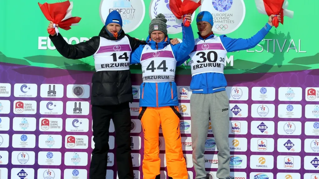Biatlonista Vítězslav Hornig (uprostřed) se raduje ze zlata na Evropském zimním olympijském festivalu