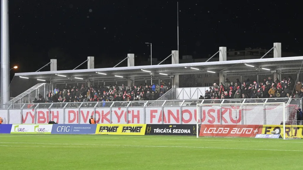Fanoušci Slavie na stadionu Pardubic