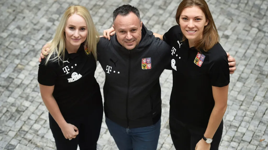 Trenér florbalistek Sascha Rhyner s Martinou Řepkovou a Eliškou Krupnovou 
