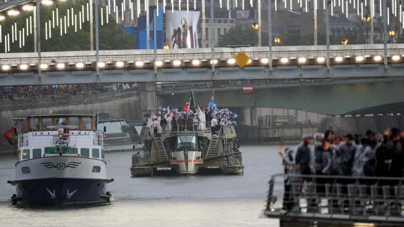 Lodě s reprezentačními výpravami na Seině