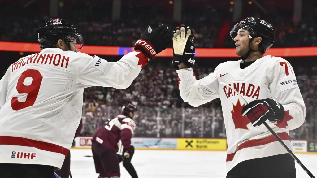 Kanaďané Nathan MacKinnon a Tyson Foerster slaví gól proti Lotyšsku