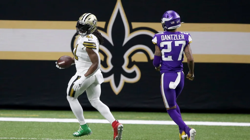 Alvin Kamara uniká obraně Vikings