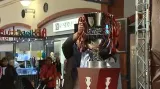 Trofej pro vítěze fotbalové ligy začala svou tour