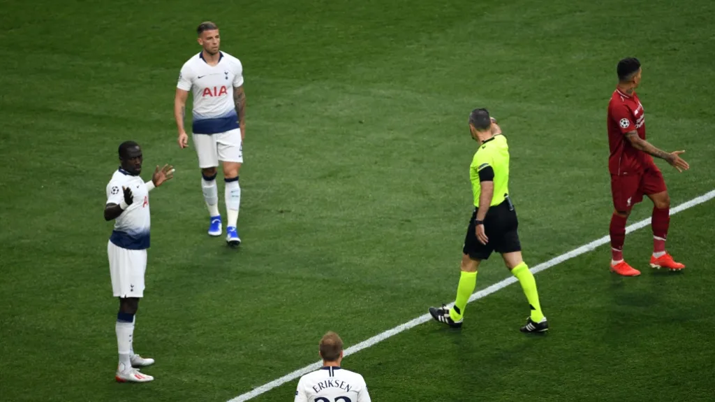 Sudí Damir Skomina neváhá a píská v úvodní minutě finále LM pokutový kop