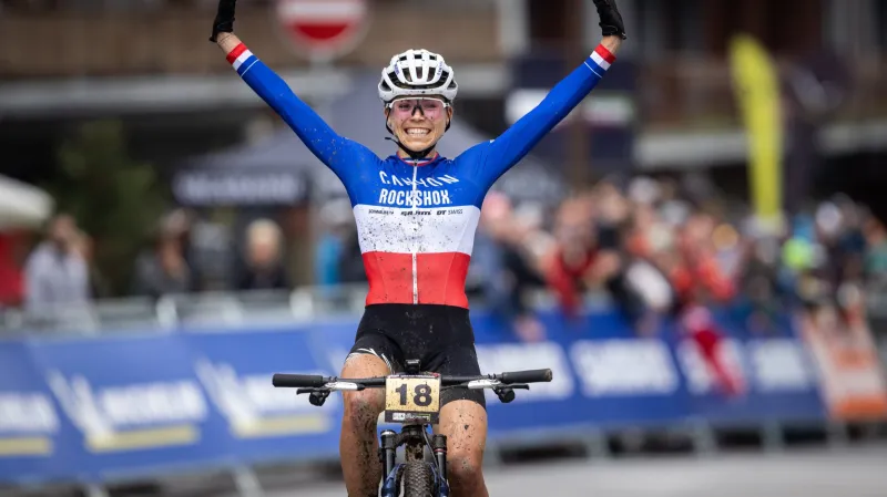 Závod SP v Crans Montaně vyhráli Pidcock a Lecomteová