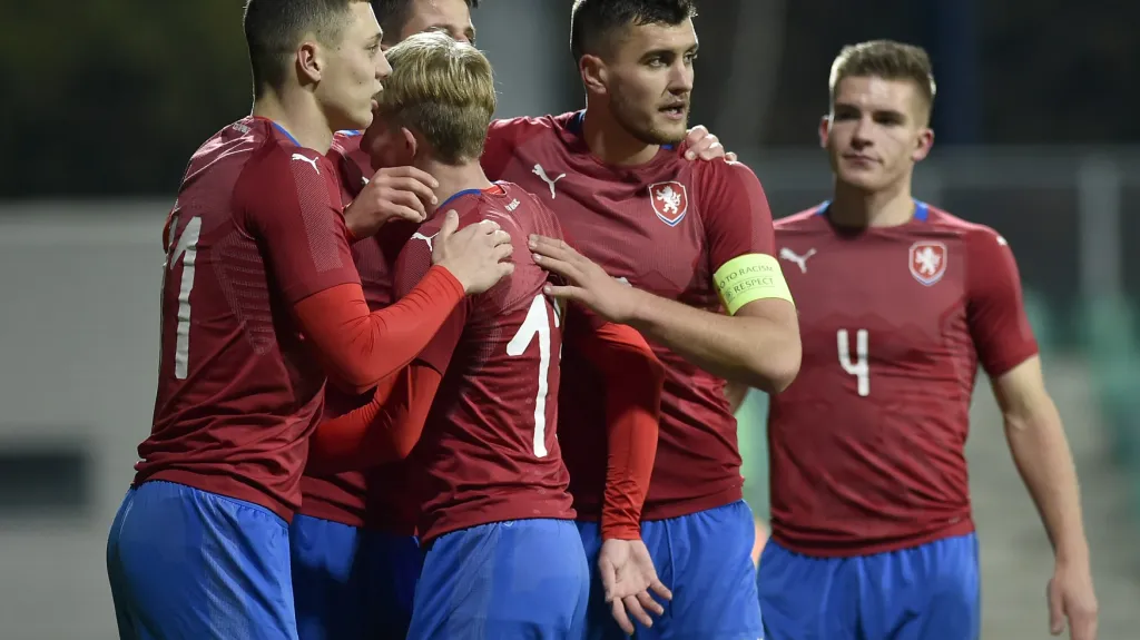 Čeští fotbalisté do 21 let se radují z gólu