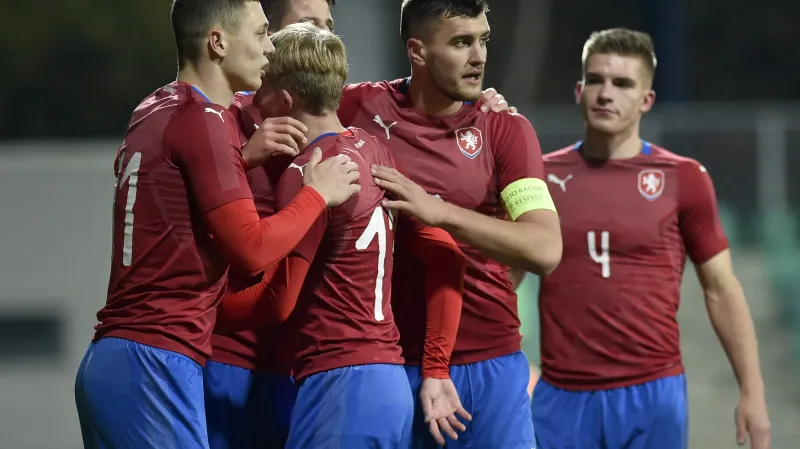 Čeští fotbalisté do 21 let se radují z gólu