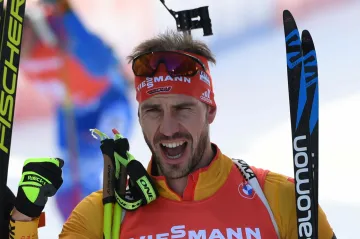 Němec Arnd Peiffer se raduje z vítězství na SP v Hochfilzenu