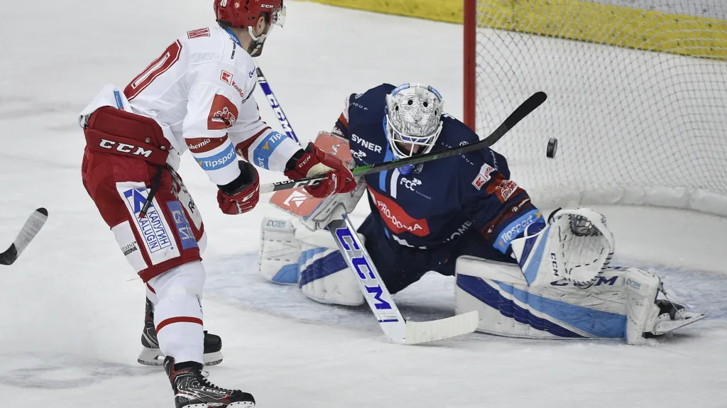 Třinecký Miloš Roman v nájezdu na Petra Kváču z Liberce