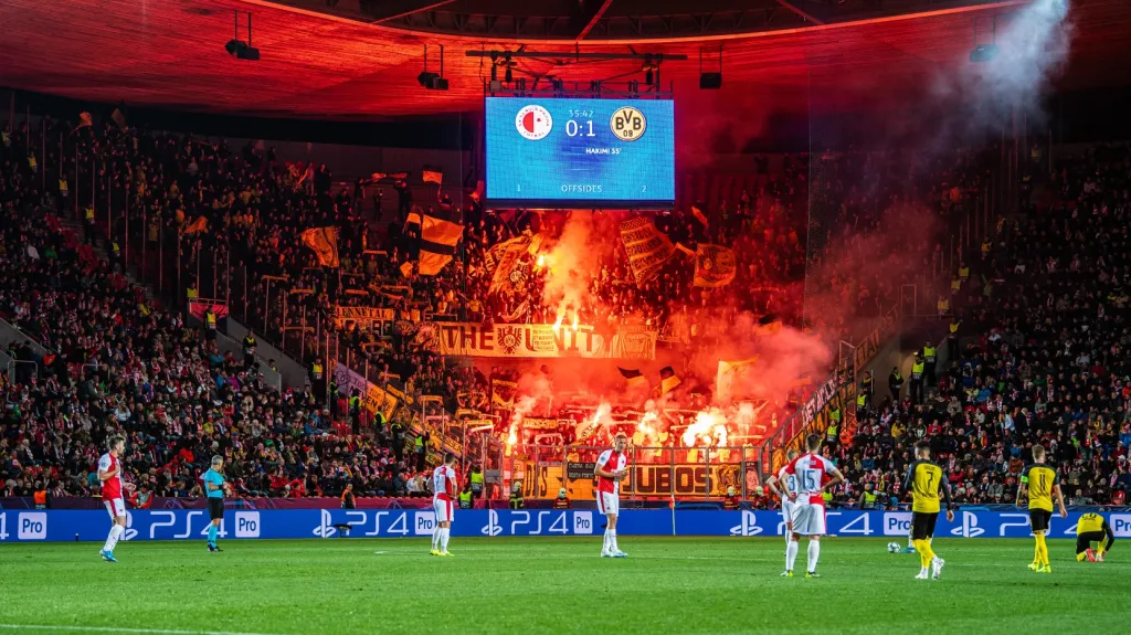 Sektor hostů během utkání Slavia - Dortmund