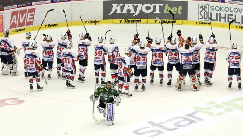 Hokejisté Pardubic oslavují vítězství