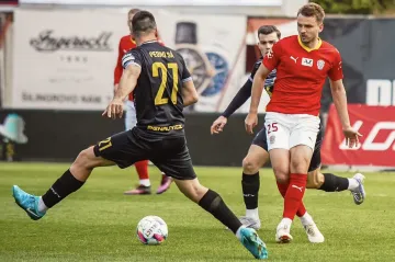 Brněnský Tomáš Břečka u míče v utkání s Vyškovem