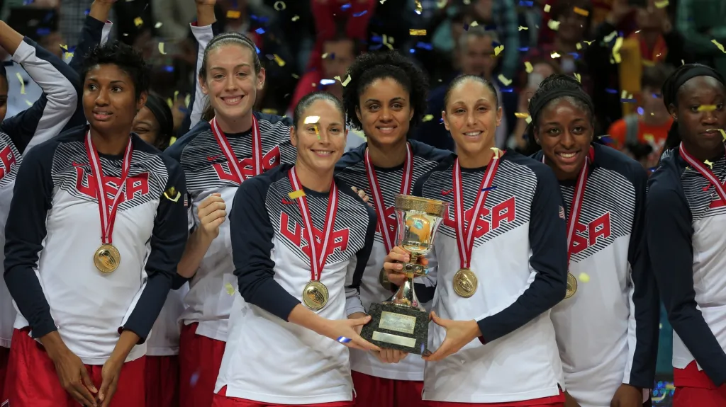 Americké basketbalistky se radují z titulu světových šampionek
