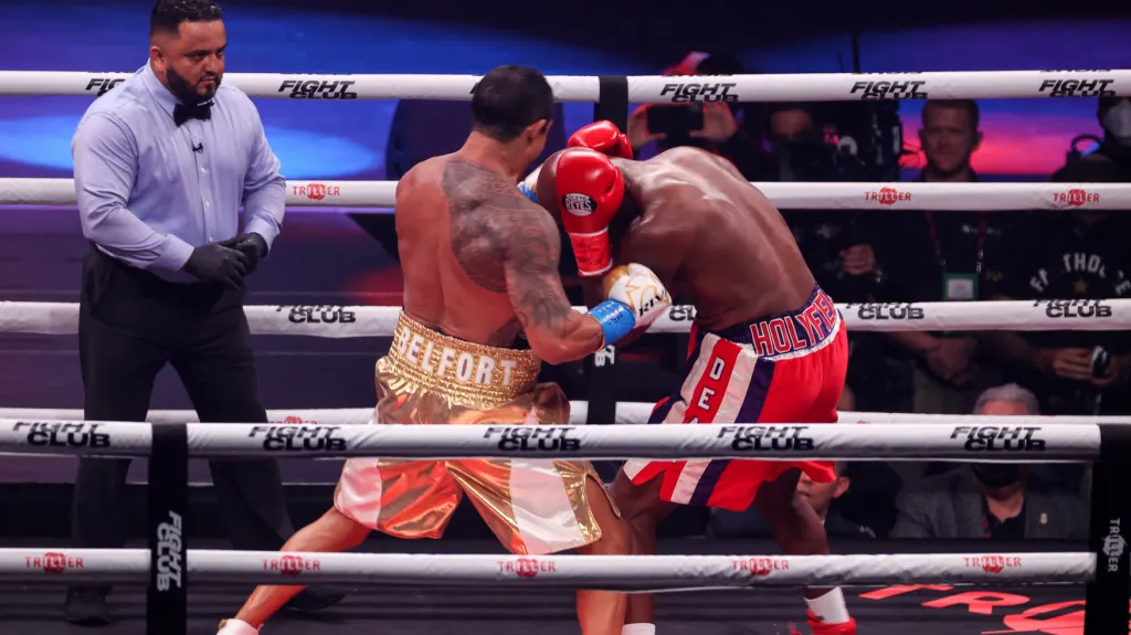 Vitor Belfort (vlevo) vs. Evander Holyfield (vpravo)