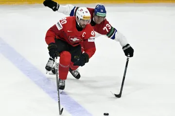 Roman Josi si kryje puk před Ondřejem Kašem