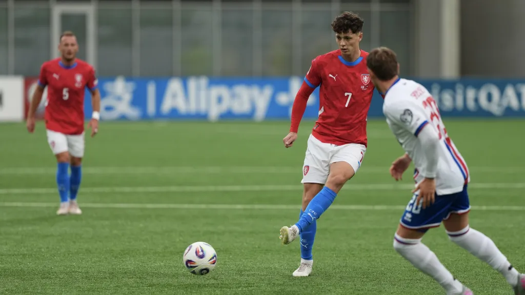 Ladislav Krejčí v utkání na Faerských ostrovech