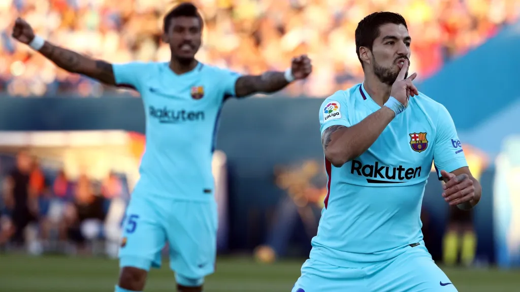 Barcelónský Luis Suárez se raduje z gólu