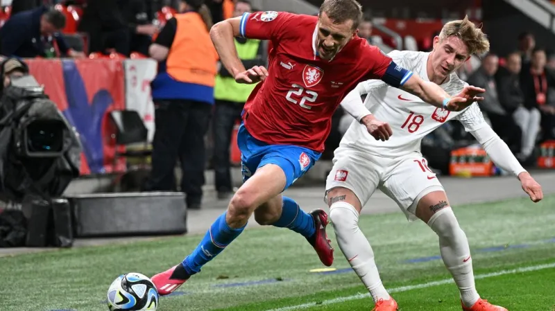 Tomáš Souček v utkání s Polskem