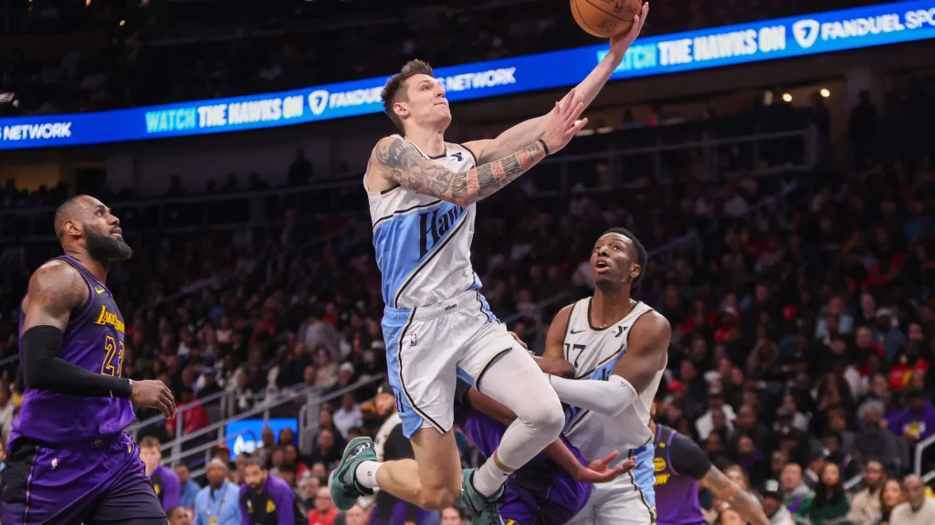 Vít Krejčí v utkání s LA Lakers