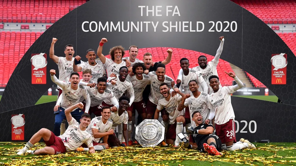 Fotbalisté Arsenalu se radují z vítězství v Community Shield