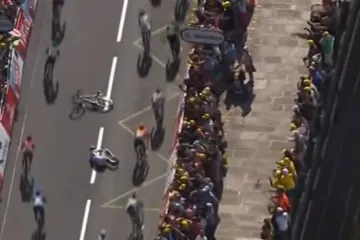 Tom Veelers po pádu v závěru 10. etapy