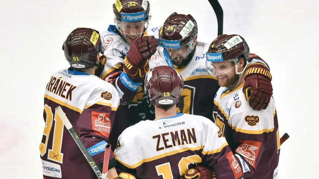 Jihlavští hokejisté se radují z gólu