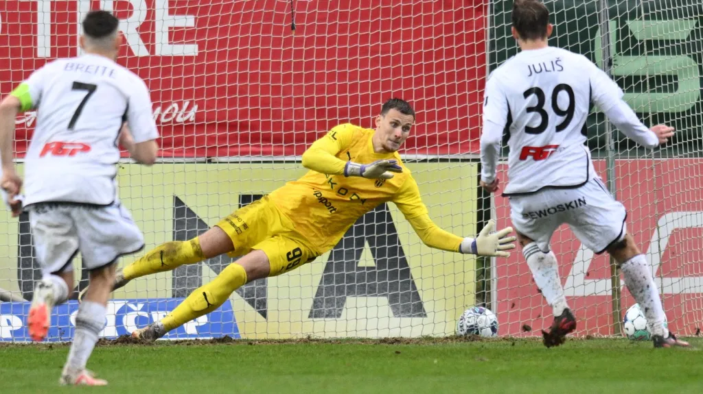 Lukáš Juliš střílí gól z penalty