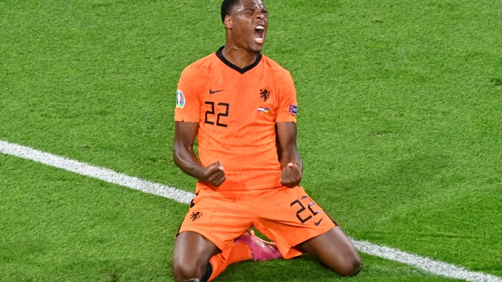 Denzel Dumfries slaví trefu proti Ukrajině