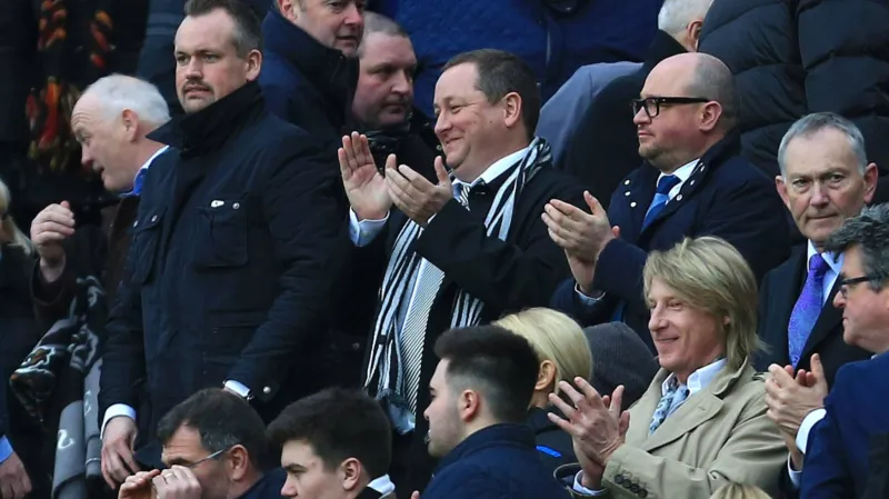 Vlastník Newcastlu Mike Ashley (uprostřed se šálou)