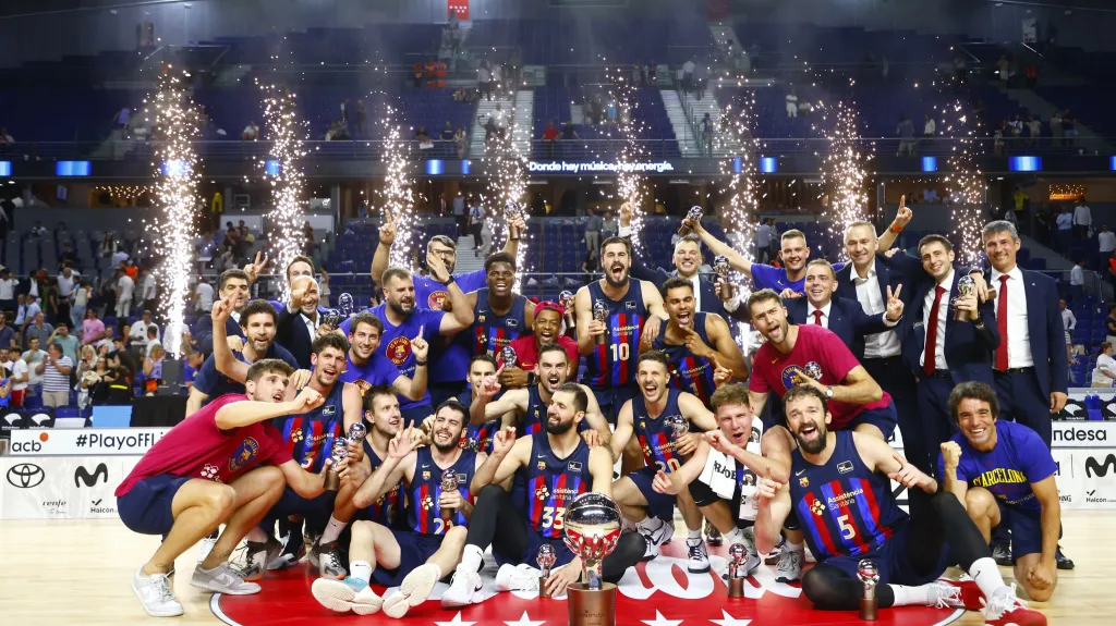 Basketbalisté Barcelony slaví zisk domácího titulu