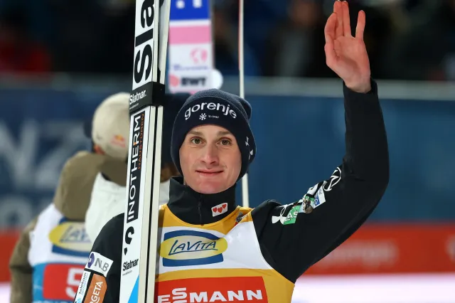 Domen Prevc napodobil bratra a vyhrál skokanské Turné, Koudelka byl 26.