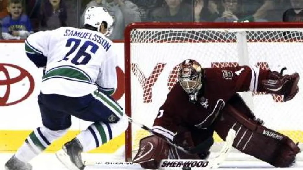Samuelsson z Phoenix Coyotes útočí na branku