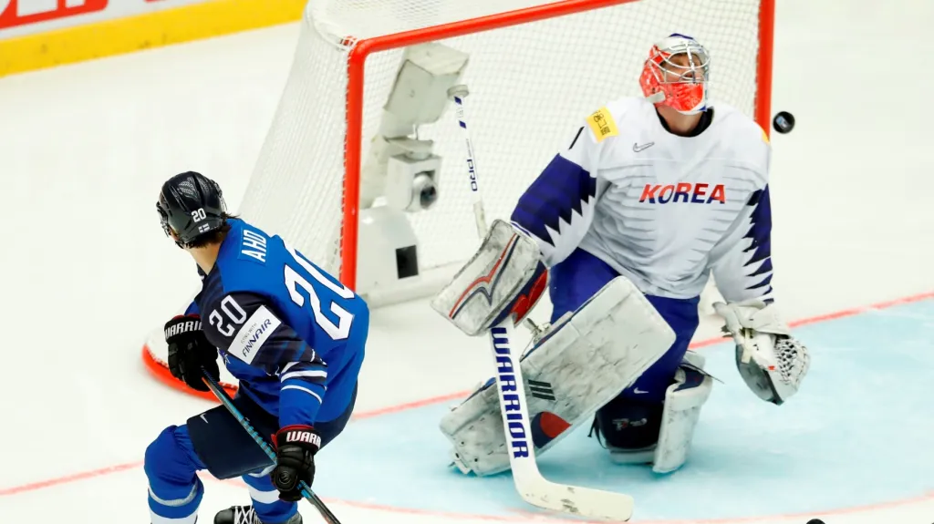 Sebastian Aho z Finska překonává Matta Daltona z Jižní Koreje