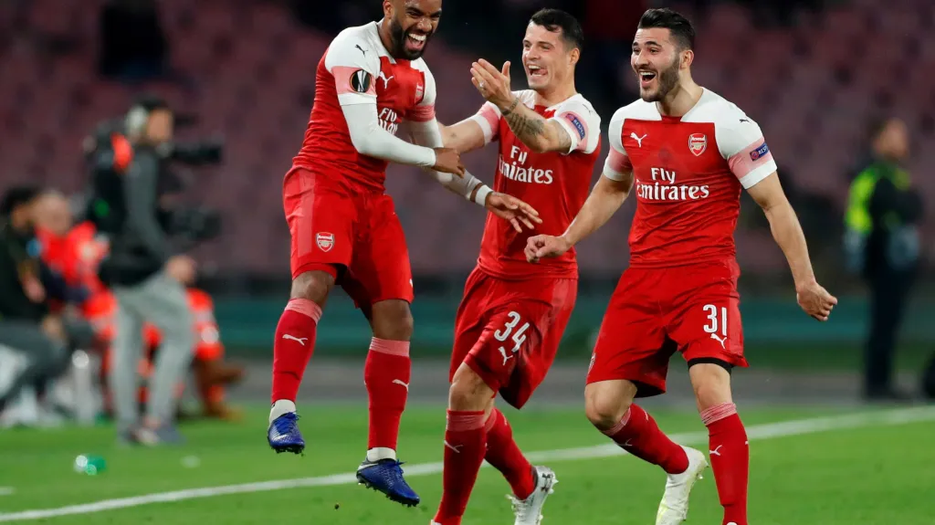 Fotbalisté Arsenalu se radují z branky Lacazetta v Neapoli