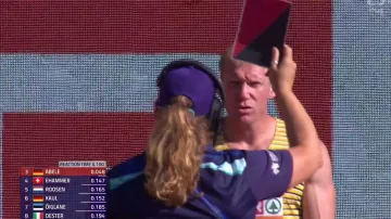 Kontroverzní diskvalifikace desetibojaře Abeleho v rozběhu na 110 metrů překážek