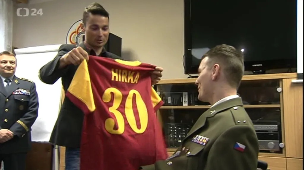 Sportovci obdarovali vojáka Hirku