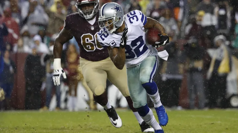 Orlando Scandrick uniká bránícím hráčům Washingtonu