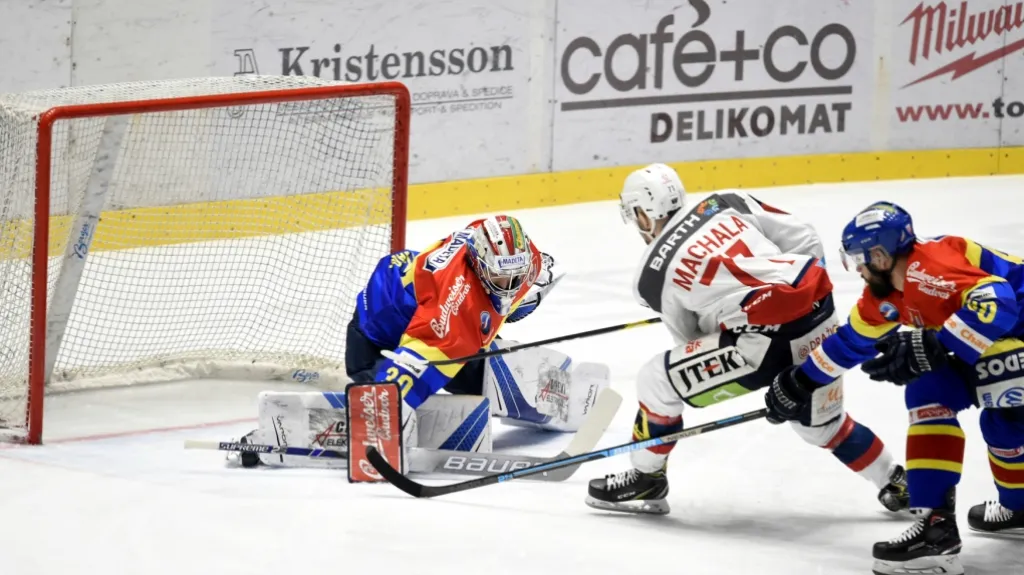 Petr Kváča v brance Českých Budějovic v utkání proti Pardubicím