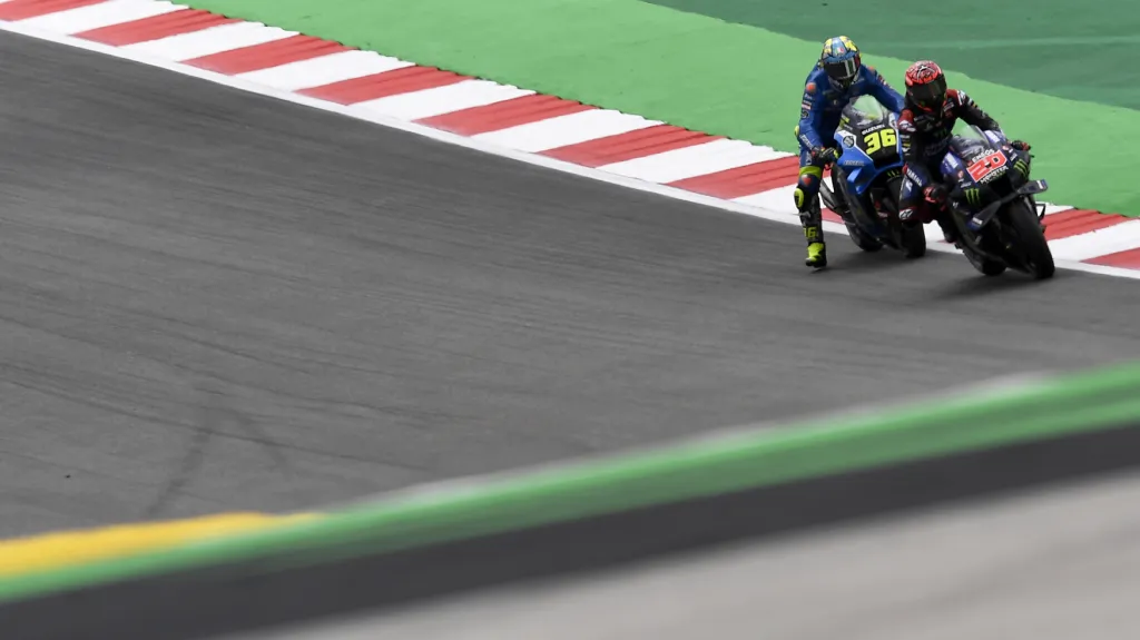 Fabio Quartararo před Joanem Mirem